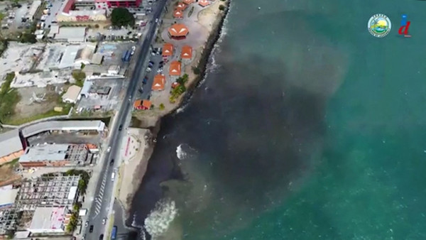 Der massive Ölteppich an der Küste von Trinidad und Tobago ist am 10. Februar aus der Luft zu sehen.