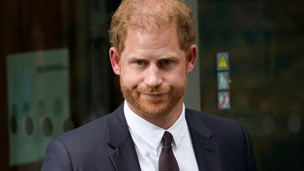 Prinz Harry verlässt nach einer Verhandlung im Juni 2023 den High Court in London.