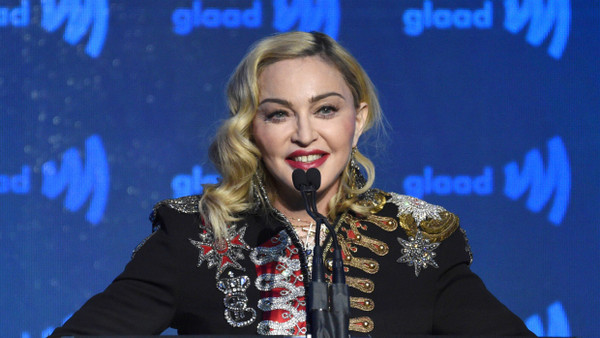 Popstar Madonna geht es nach einer schweren bakteriellen Infektion besser.