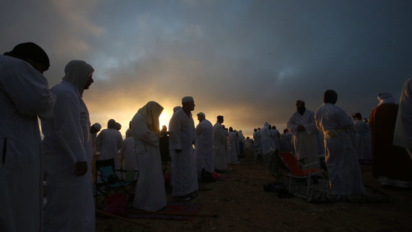 Gläubige Samariter treffen zu einer Pessach-Zeremonie auf dem Gipfel des Berges Gerizim zusammen