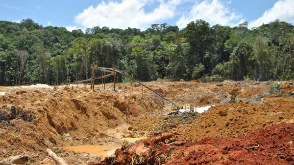 Für den Abbau von Rohstoffen – hier von Gold im Südosten Surinames – werden auch beim Bau von Siedlungen oder anderer Infrastruktur größere Flächen entforstet.