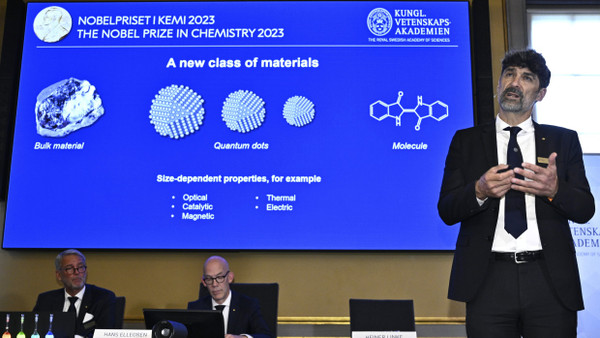 Für das Chemie-Nobelkomitee präsentierte der Lindenberger Nanophysiker Heiner Linke (r) die Arbeiten der Gewinner des Nobelpreises für Chemie 2023.