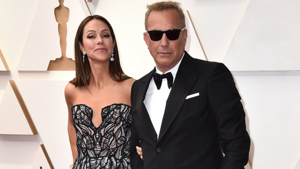 Da waren sie noch happy together: Christine Baumgartner und Kevin Costner bei der Oscar-Verleihung 2022.