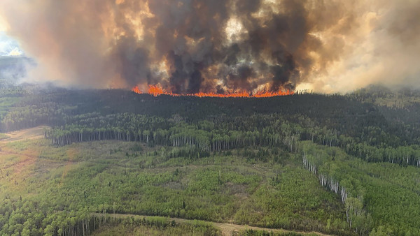 Das zu dieser Jahreszeit bereits Wälder in Kanada brennen, wie hier in Alberta, ist ungewöhnlich.