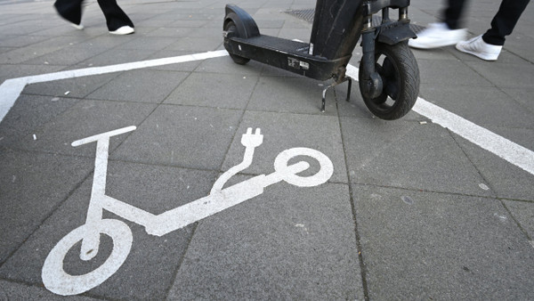 Bitte nur hier parken: Nicht nur Frankfurt weist E-Scootern feste Flächen zu. Nur dort dürfen sie künftig noch abgestellt werden.