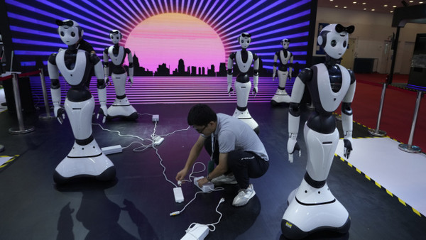 Auf der Weltroboterkonferenz In Peking wird der vielfache Nutzen von Künstlicher Intelligenz für die Arbeitswelt deutlich.