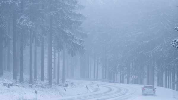 Im Taunus war die Auffahrt zum Feldberg für etwa eineinhalb Stunden wegen Schnees gesperrt.