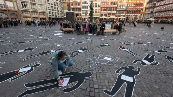 Mit einer Kunstaktion wird am 8. März auf dem Römerberg an Frauen erinnert, die von ihren Partnern getötet worden sind.