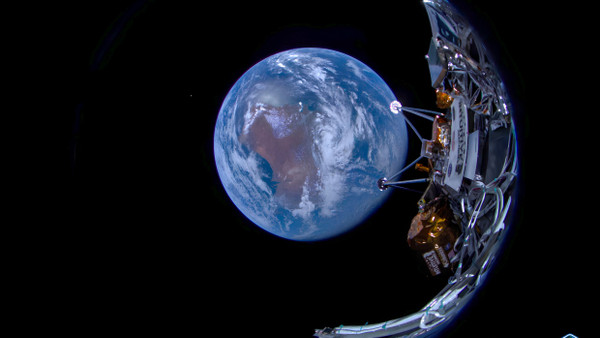 Ein Selfie vom Mondlander IM-1/Nova-C auf dem Weg zum Mond. Im Hintergrund ist die Erde zu sehen.