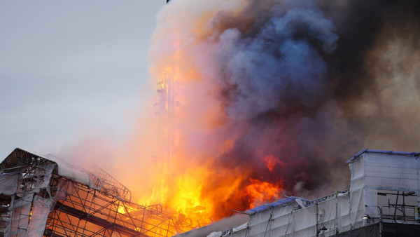 Feuer an der Börse in Kopenhagen: Die Turmspitze ist inzwischen eingestürzt.