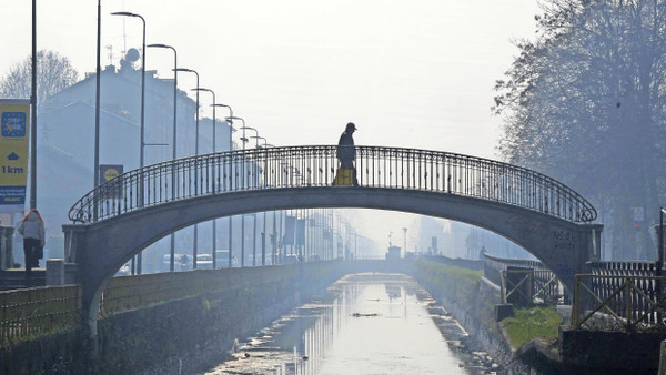 Ab sofort gelten Fahrverbote: Mailand, wie hier eine Brücke über dem Kanal Naviglio Pavese, ist durch starke Luftverschmutzung in Dunst und Nebel gehüllt.