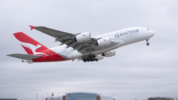 Ein Airbus A380 von Qantas Airways beim Start.