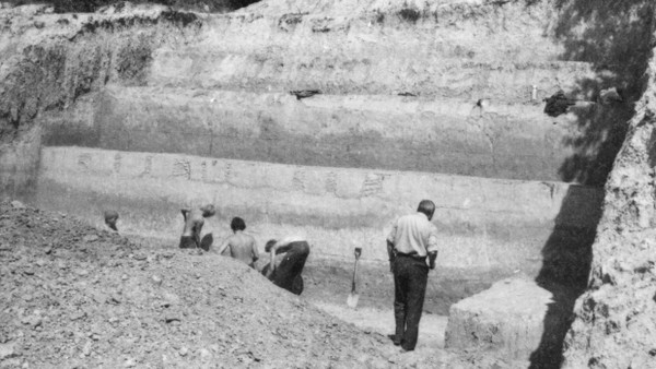 Archivfoto der Transkarpatischen Paläolithikumsexpedition 1984-1985 an der Ausgrabungsstätte Korolewo.
