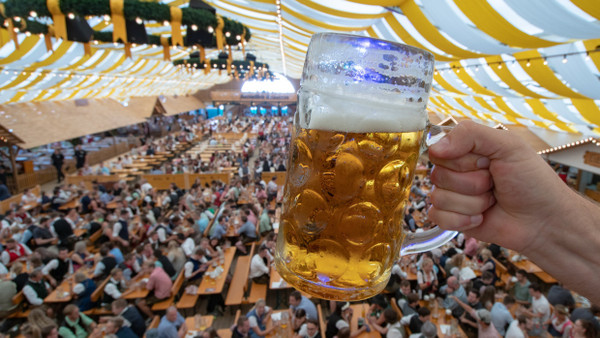 Sozial gefördertes Gesundheitsrisiko: Ohne Alkohol sind Volksfeste wie hier im bayerischen Straubing nicht zu denken.