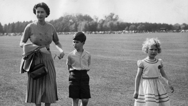 Königin Elisabeth II. im Jahr 1956 mit ihren Kindern Charles und Anne