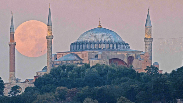 Der Erde ganz nah: Supermond über der Hagia Sophia in Istanbul