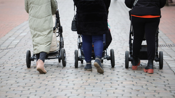 Weniger Kinder wegen multipler Krisen? Laut den Forscher ist das eine Erklärungsmöglichkeit für die sinkende Geburtsrate.