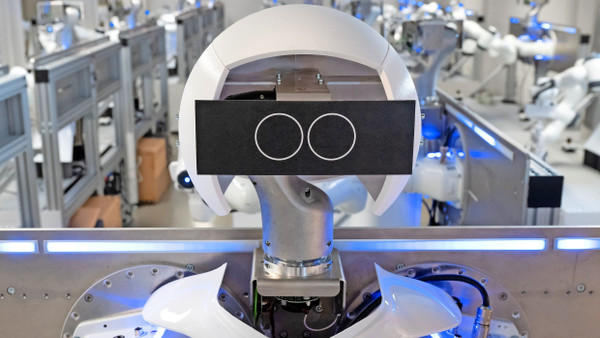 Bald mit Gütesiegel von TÜV oder Dekra?  Roboter stehen in einer Testfabrik  der Technischen Universität München.