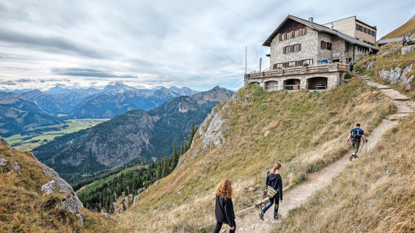 Am Fuß des Aggensteins: Die Bad Kissinger Hütte des Deutschen Alpenvereins in den Allgäuer Alpen ist ein beliebtes Ziel von Wanderern.