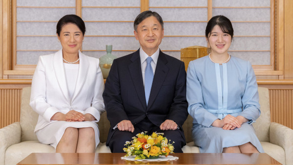 Familienporträt: Kaiserin Masako, Kaiser Naruhito und Prinzessin Aiko Ende 2021