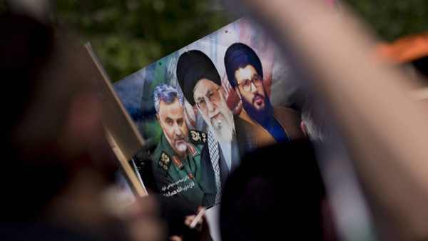 Im Hintergrund jeder Al-Quds-Demo: Irans Religionsführer Ajatollah Chamenei (Mitte). Rechts von ihm Hassan Nasrallah, Generalsekretär der Hisbollah im Libanon, links General Qasem Soleimani, der den iranischen Revolutionsgarden angehörte.