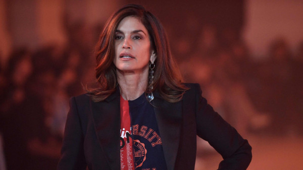 Cindy Crawford in der Show des Modelabels Off-White auf der Pariser Fashion Week Herbst/Winter 2022/23