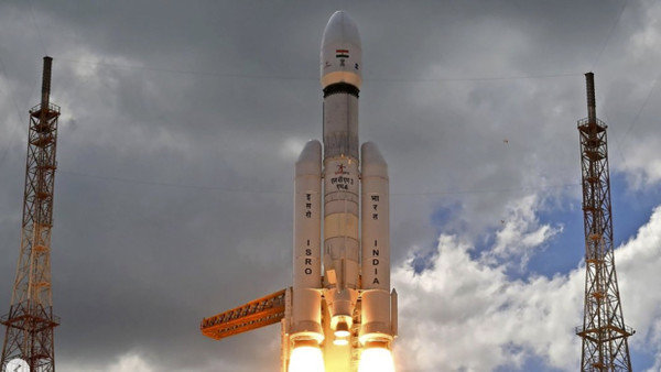 Das indische Raumsonde „Chandrayaan-3“ (Mondfahrzeug) startet an Bord einer Trägerrakete zum Mond.
