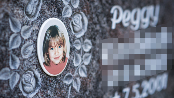 Bayern, Nordhalben: Ein Gedenkstein mit dem Porträt des Mädchens Peggy auf einem Friedhof.