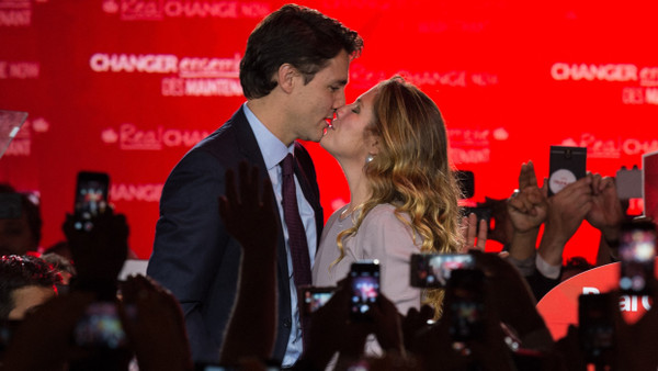 Justin Trudeau und seine Frau Sophie küssen sich.