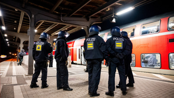 Einsatzkräfte der Bundespolizei am Bahnhof Bergedorf