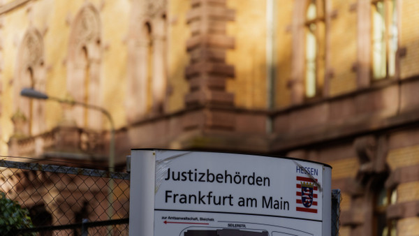 Schauplatz Landgericht Frankfurt: Hier wird der Mordprozess des vierundsechzigjährigen Mannes verhandelt, der seinen Bekannten heimtückisch erschlagen haben soll.