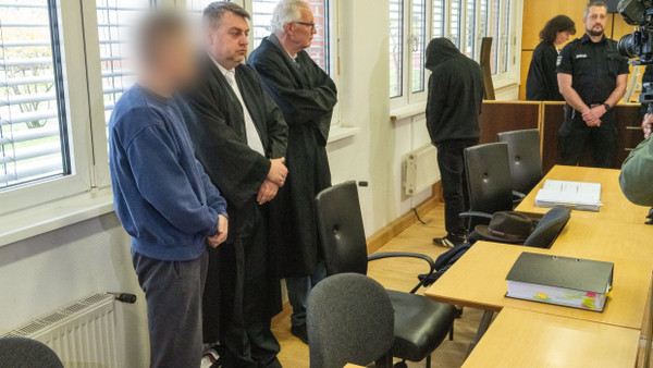 Tag der Urteilsverkündung: Die zwei Angeklagten mit ihren Verteidigern im Landgericht Stralsund.