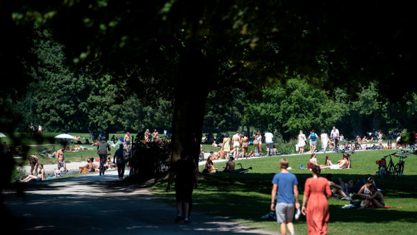 München: Im Englischen Garten suchen Menschen Schutz vor der Hitze. (Archivfoto)