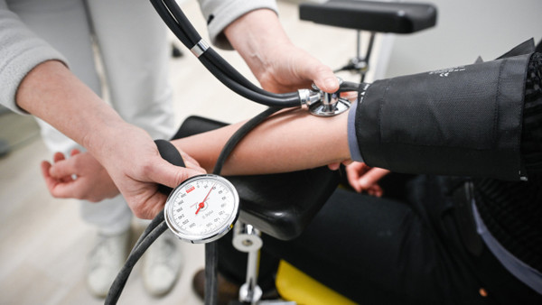 Wer Medikamente zur Regulierung des Blutdrucks einnimmt, sollte bei Hitze besonders aufmerksam sein.