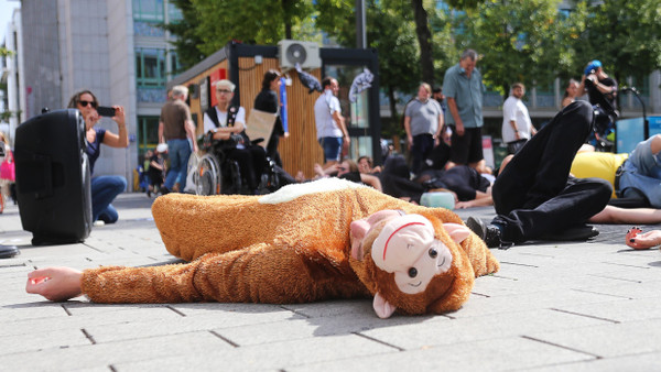 Trauermarsch für die „Schöpfung“: Aktivisten der Klimaschutzaktion Extinction Rebellion demonstrierten in Mannheim gegen das  Artensterben.