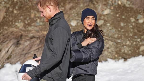 Nach seiner Skeleton-Abfahrt: Prinz Harry und seine Frau Meghan gehen am vergangenen Freitag in Whistler spazieren.