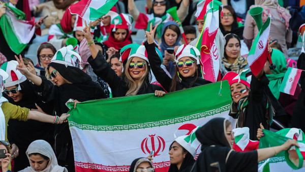 Frauen jubeln auf der Tribüne im Asadi-Stadion in Teheran während der WM-Qualifikation im Jahr 2019.