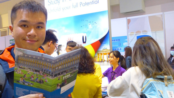 Begeistert sich für ein Studium im Ausland: Sung Chun-Te auf der Bildungsmesse in Taipeh.