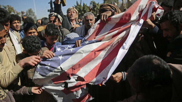 Hass auf Amerika: Anhänger der jemenitischen Huthi-Bewegung zerreißen eine amerikanische Flagge während eines Protestes vor der Botschaft der Vereinigten Staaten in Sanaa.