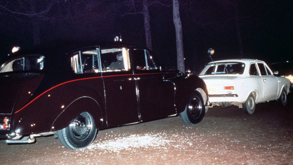 Von Kugeln getroffen: Polizisten suchen am Tatabend, dem 20. März 1974, in der Limousine von Prinzessin Anne und dem weißen Ford Escort nach Spuren.