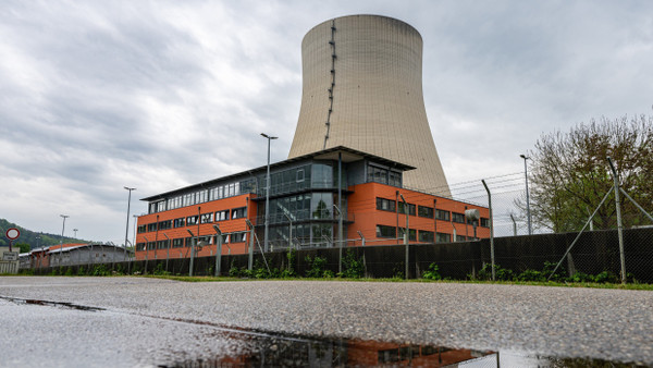 Im Rückbau: der Kühlturm des stillgelegten Kernkraftwerks Isar 2