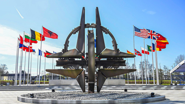 Vor dem NATO-Hauptquartier: Einen Kalten Krieg hat das Bündnis gut überstanden – jetzt läuft ein neuer.
