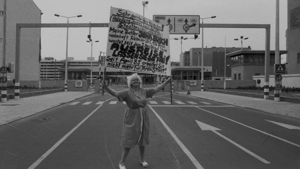 Einsamer Protest: Eine Mutter 1986 am Checkpoint Charlie in Berlin. Sie wartet auf ihre Tochter