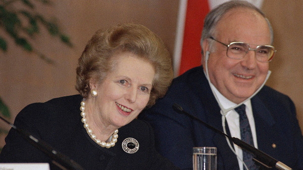 Margaret Thatcher und Helmut Kohl am 21. Februar 1989 in Frankfurt.