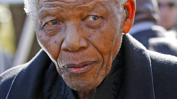 Der ehemalige Präsident von Südafrika, Nelson Mandela, nimmt an der Trauerfeier für seine Ur-Enkelin Zenani teil (Archivfoto vom 17.06.2010). Südafrikas ANC wird 100 Jahre alt.