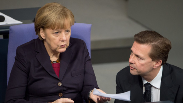 Angela Merkel mit Steffen Seibert am 18.12.2014 im Bundestag in Berlin.