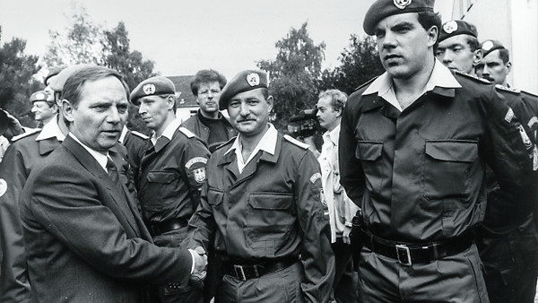 Für die UN nach Namibia: Innenminister Wolfgang Schäuble verabschiedet 1989 Bundesgrenzschützer in den Auslandseinsatz.