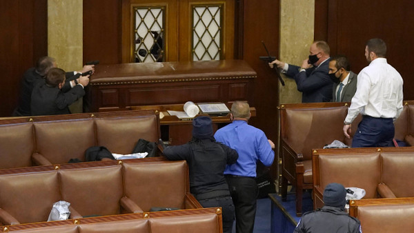 Sicherheitsleute verbarrikadieren am 6. Januar eine Tür zum Sitzungsaal des Repräsentantenhauses.