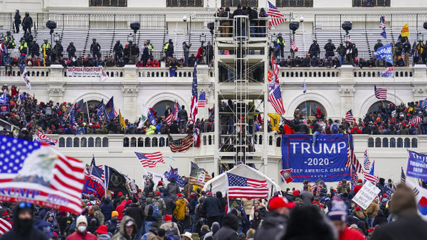 Anhänger von Donald Trump stürmen am 6. Januar das Kapitol in Washington D.C.