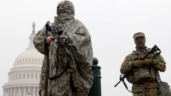 Mit schwerer Geschützen bewachen Soldaten der amerikanischen Nationalgarde während des Impeachment-Prozesses das Kapitol in Washington.
